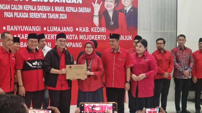 PDIP Jatim Serahkan 10 Surat Rekomendasi Kepada Pasangan Bacakada, Total Sudah 17