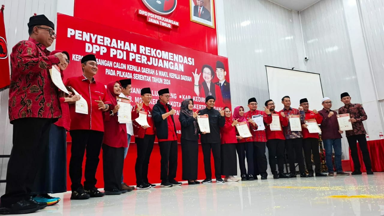 PDIP Jatim Serahkan 10 Surat Rekomendasi Kepada Pasangan Bacakada, Total Sudah 17
