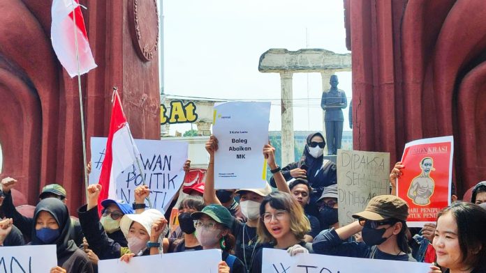 Sejumlah demonstran menggelar aksi damai Indonesia Darurat di area Tugu Pahlawan Surabaya.